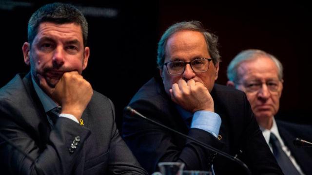 El presidente de la Generalitat, Quim Torra (c), junto al líder de la Cámara de Comercio de Barcelona, Joan Canadell (i), y el del Consejo General de Cámaras de Comercio, Miquel Valls (d) / EFE