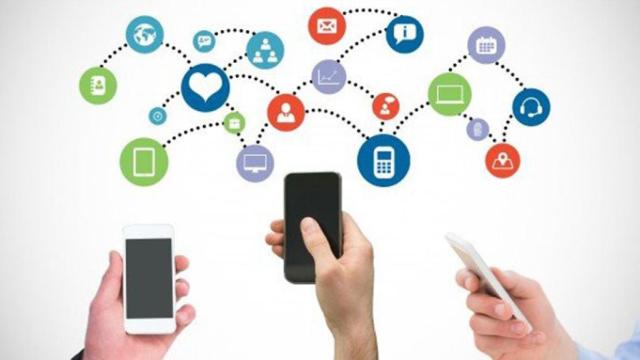 Imagen de archivo de tres móviles / CG