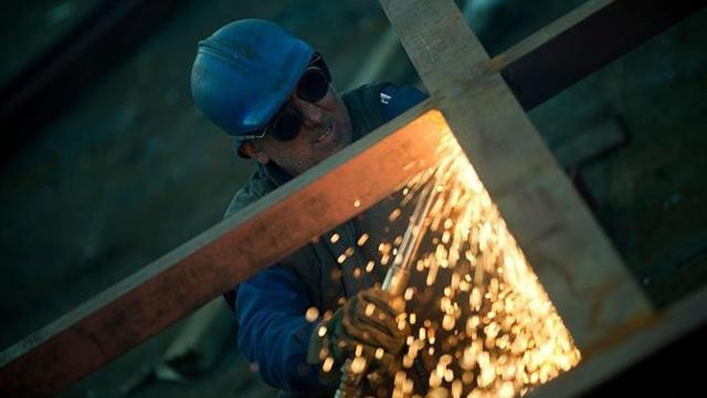 Hombre trabajando en la obra / EP