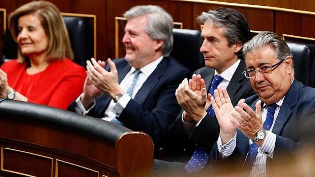 El ministro de Fomento, Íñigo de la Serna, junto a sus compañeros de partido en el Congreso de los Diputados / EFE