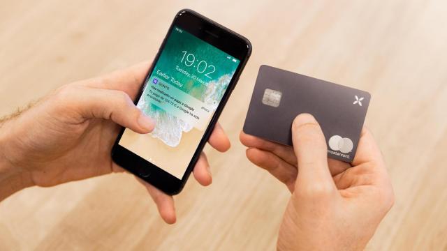 La banca digitalizada permite efectuar cualquier operación en verano a través de un teléfono móvil / QONTO