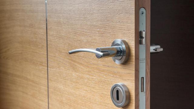 Puerta instalada por Cerrajeros Valencia