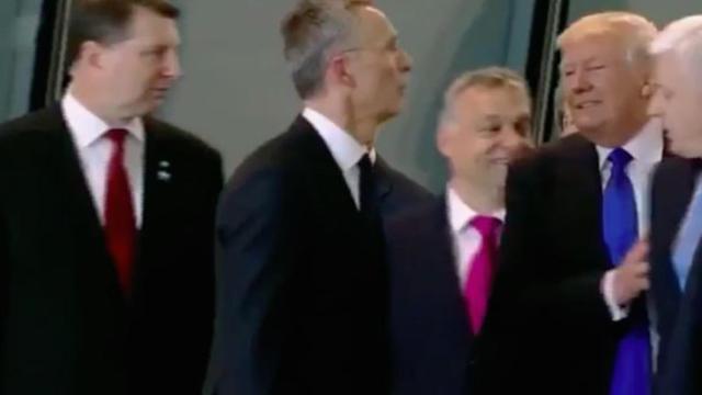 El presidente de Estados Unidos, Donald Trump, da un manotazo al primer ministro de Montenegro