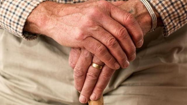 Anciano sujetando un bastón / CREATIVE COMMONS