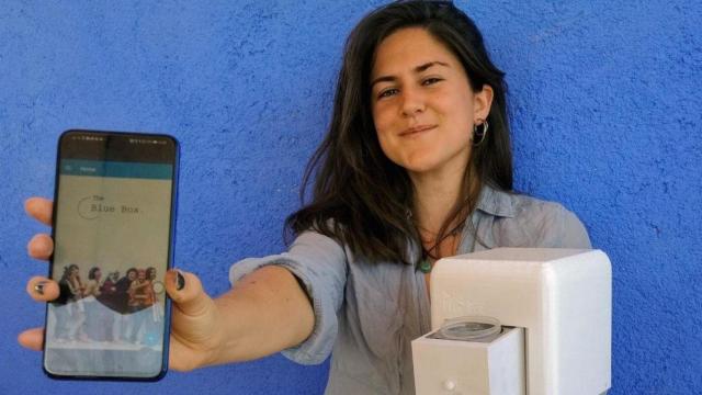 Judit Giró con un prototipo de The Blue Box / @thebluebox.ai