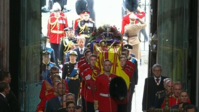 El féretro de la Reina Isabel II llega a la Abadía de Westminster / EP