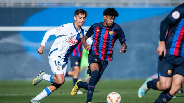 Lamine Yamal, perseguido por un rival durante el derbi / FCB