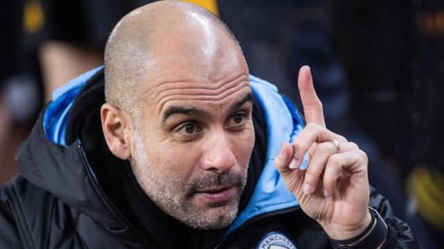 Pep Guardiola, dando indicaciones, en un partido del Manchester City / EFE