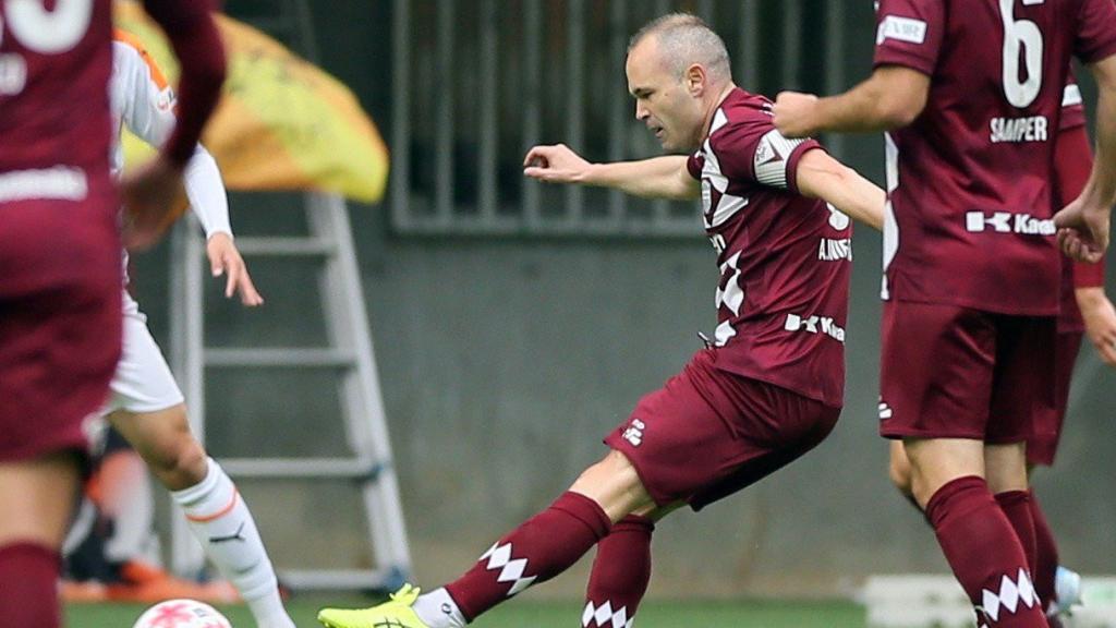 Andrés Iniesta en un partido con el Vissel Kobe