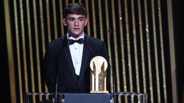 Gavi, con el trofeo Kopa de 'France Football', antes de recibir el Golden Boy / EFE
