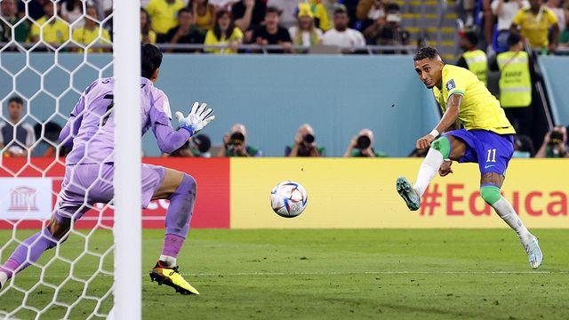 Raphinha intenta anotar su primer gol en el Mundial de Qatar / EFE