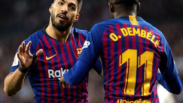 Una foto de Luis Suárez y Ousmane Dembelé celebrando un gol en el Santiago Bernabéu / EFE
