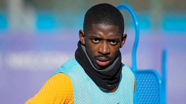 Ousmane Dembelé, de naranja, durante un entrenamiento del Barça / EFE
