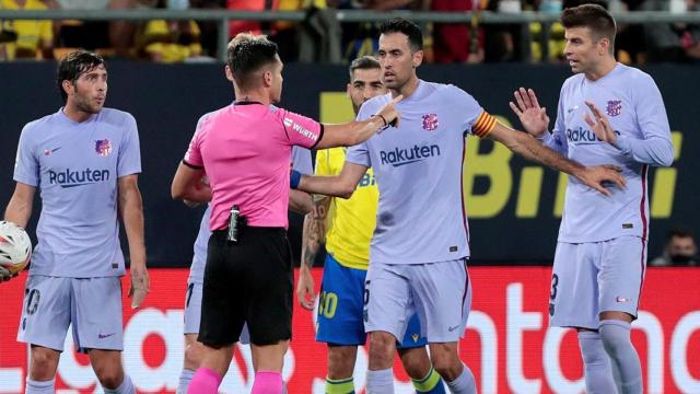 Los capitanes del Barça quejándose por la injusta expulsión de Frenkie de Jong / EFE