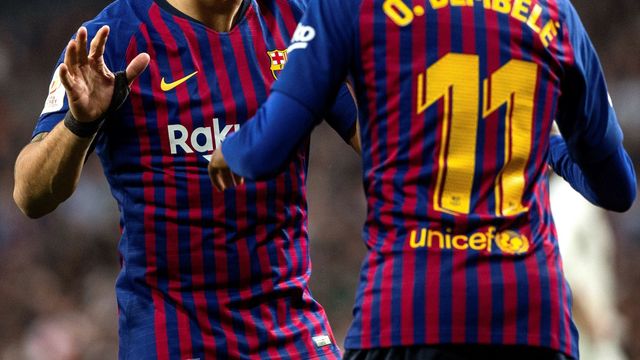 Una foto de Luis Suárez y Ousmane Dembelé celebrando un gol en el Santiago Bernabéu / EFE