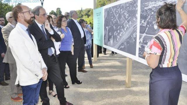 Imagen de la visita guiada que Quim Torra hizo el jueves pasado a la exposición del centenario de la Ciudad-Jardín Torremar / SITGES ACTIU