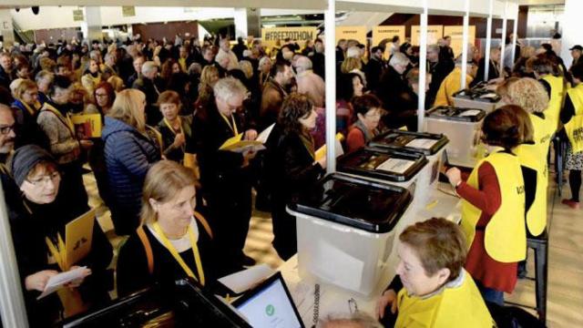 Las urnas del 1-O con el logotipo de la Generalitat que se han usado en el congreso fundacional de la Crida Nacional per la República / CRIDA