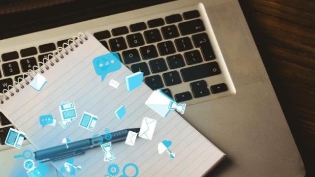 Portátil y libreta con iconos de aplicaciones / CG