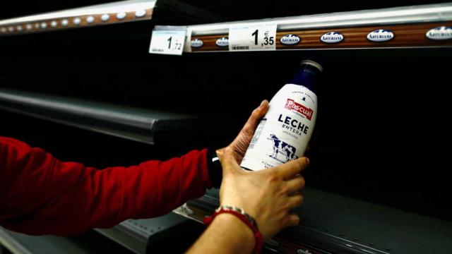 La leche comienza a escasear en los supermercados como consecuencia de la huelga de transportistas y del cierre de las plantas de producción / EUROPA PRESS