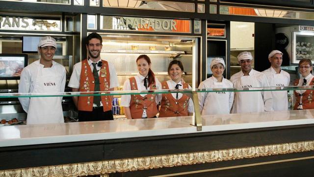 Trabajadores de un restaurante Viena / VIENA