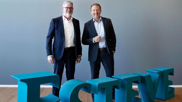 El consejero delegado de la farmacéutica catalana Esteve, Staffan Schüberg (d), junto al director financiero, José Luis Urbieta (i) / EFE