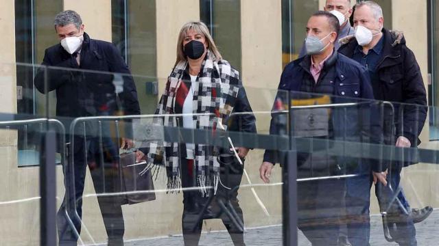 La alcaldesa de L'Hospitalet y presidenta de la Diputación de Barcelona, Núria Marín (c), se dirige hacia el juzgado de L'Hospitalet para declarar hoy ante la juez  / EFE