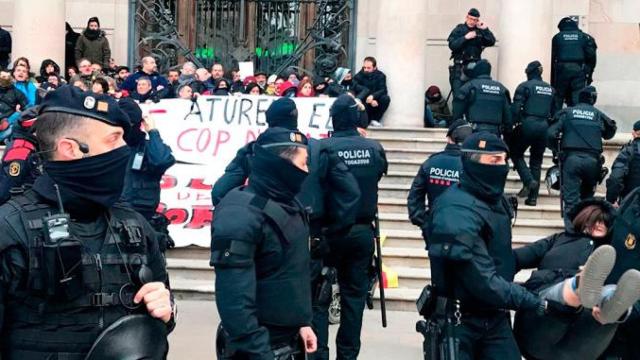 Imagen de los Mossos d'Esquadra desalojando a los CDR de la sede del TSJC, que bloquearon el 14 de febrero / EFE