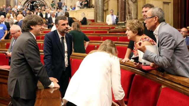 Joan Coscubiela se dirige, en el pleno del Parlament que aprobó las leyes de desconexión con la mayoría independentista, a Carles Puigdemont y Santi Vila /ACN