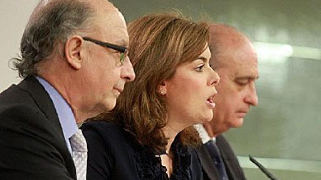 Cristóbal Montoro, Soraya Sáenz de Santamaría y Jorge Fernández Díaz, durante una rueda de prensa posterior al Consejo de Ministros