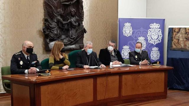 La Policía Nacional devuelve el último fragmento de un tapiz flamenco robado en 1980 (a la derecha) al Arzobispado de Burgos / CNP