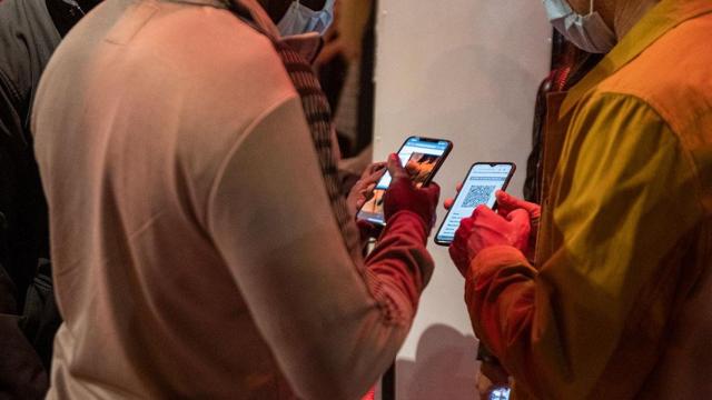 Dos personas mostrando el pasaporte Covid / EUROPA PRESS