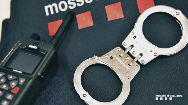 Material de los Mossos d'Esquadra como el empleado para la detención del atracados de Santa Coloma de Gramenet / EP