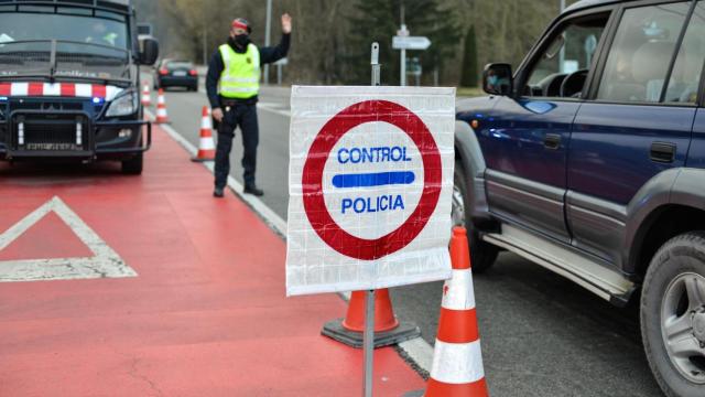 Un control de los Mossos d'Esquadra en los límites comarcales / GLÒRIA SÁNCHEZ - EUROPA PRESS