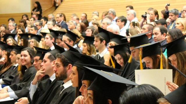 Estudiantes universitarios durante su graduación / PIXABAY