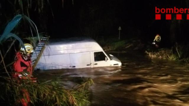 Bomberos rescatan a un conductor atrapado en su furgoneta tras la crecida de un río de Girona / BOMBERS