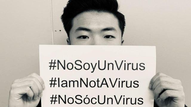 Jia Sun, catalán de origen chino, con el cartel de #YoNoSoyUnVirus, para luchar contra la discriminación por coronavirus