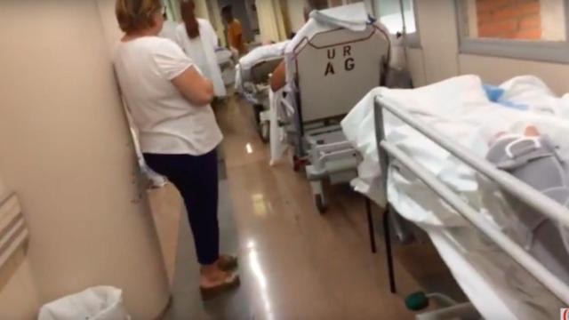 Pacientes en un pasillo en el Hospital Vall d'Hebron en obras / CG