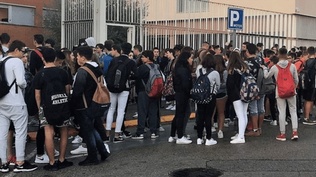 Alumnos del IES Palau Sant de Andreu de la Barca, en la manifestación por el respeto a los hijos de guardias civiles / CG