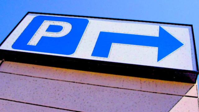 Señal que indica zona de aparcamiento cerca / CG