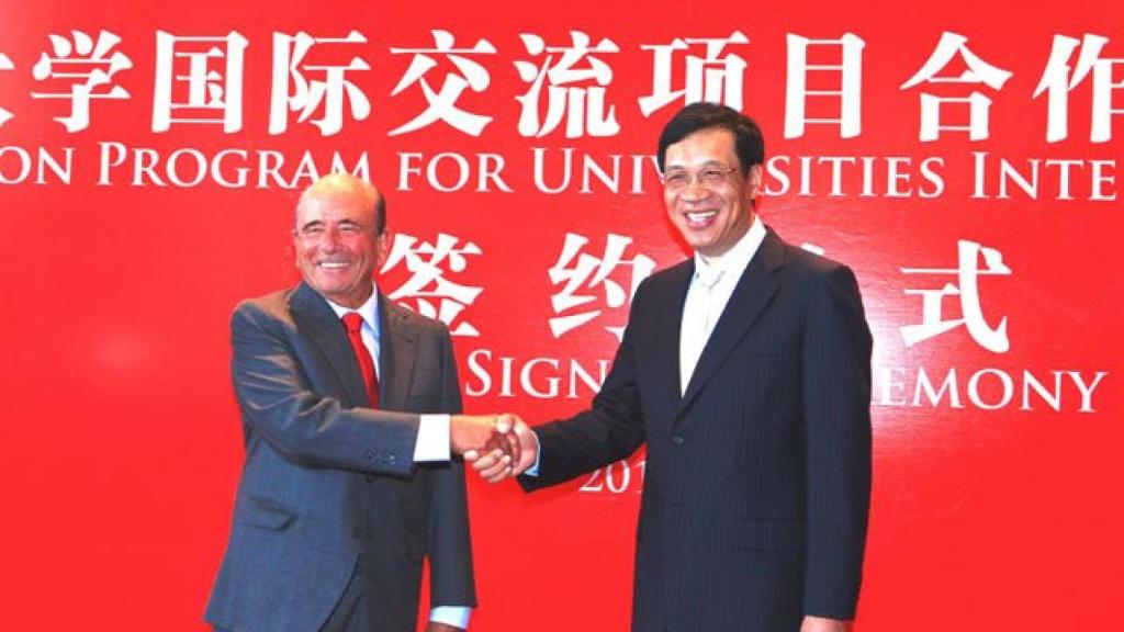 Emilio Botín, presidente de Banco Santander, que se encuentra de viaje en China, ha mantenido hoy un encuentro con Fan Yifei, presidente de Bank of Shanghai (BoS),