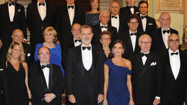 Foto de familia al inicio de la gala para celebrar el 175 aniversario del Círculo del Liceo con Maria Eugènia Gay, Miquel Iceta, los Reyes Felipe VI y Letizia, Francisco Gaudier y Salvador Alemany en el Gran Teatre del Liceu de Barcelona / EUROPA PRESS - ALBERTO PAREDES