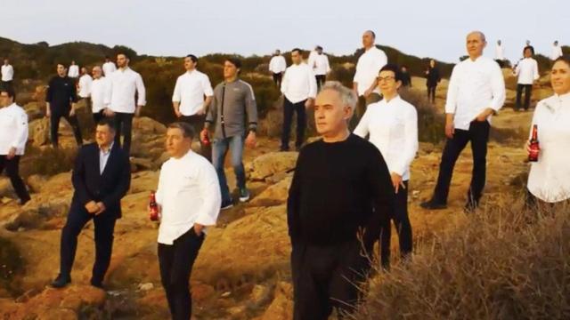 Instante de 'Chefs', el nuevo anuncio de Estrella Damm con los primeros espadas de la restauración / CG