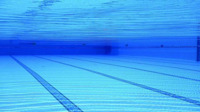Fondo de una piscina municipal / EP