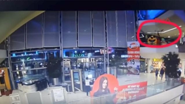 La imagen de las cámaras de seguridad cuando el joven se tira del segundo piso