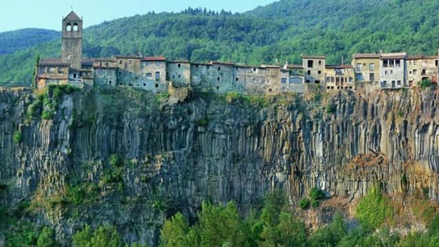 Imagen de Castellfollit de la Roca suspendido en el acantilado / TURISMO DE LA GARROTXA