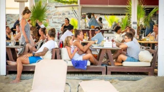 Uno de los chiringuitos a pie de playa en Barcelona / EL CHIRINGUITO