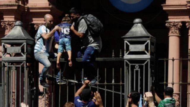 Fans de Maradona asaltan la Casa Rosada para despedirse del futbolista / TWITTER