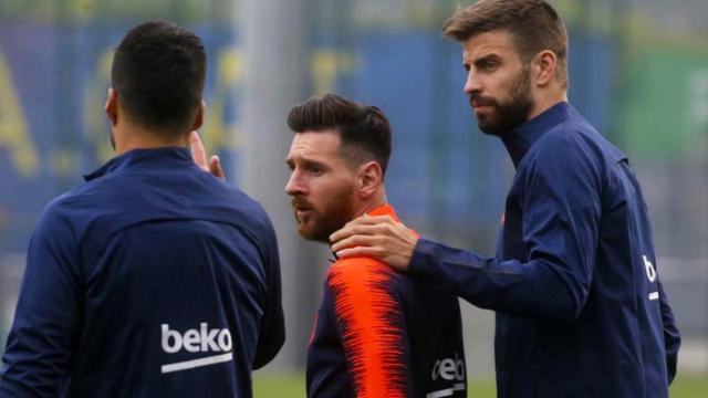 Gerard Piqué acaricia a Messi por la espalda en presencia de Luis Suárez / ARCHIVO
