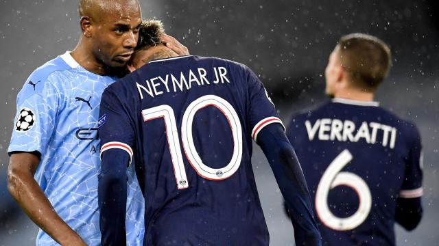Neymar consolándose con Fernandinho después de la eliminación / EFE