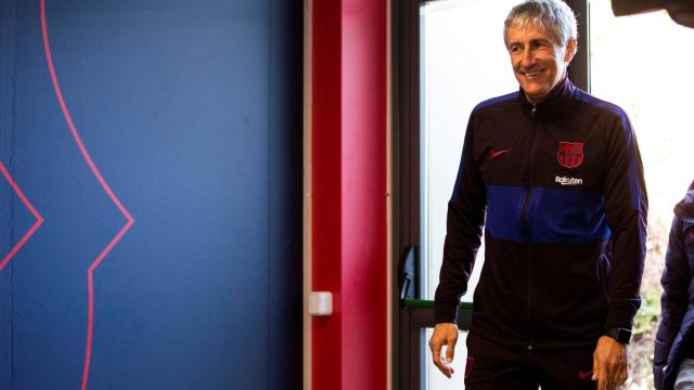 Setién entrando sonriente en la rueda de prensa / EFE